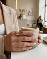 Anillo de acero ajustable, diseño entrelazado con bandas múltiples de acabado brillante.