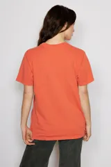 Remera de algodón color naranja con estampado gráfico frontal en color blanco que incluye el logo de Budweiser y la leyenda King of Beers.