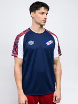 Remera de entrenamiento azul marino con detalles en blanco y rojo en los hombros y mangas. Incluye el logo de Umbro y el escudo del Club Nacional de Football en el pecho.