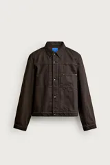 Cazadora cropped fit marrón de denim de algodón, con cuello solapa, manga larga con puño abotonado, bolsillo de parche en el pecho, pliegues verticales en el delantero y cierre frontal con botones.