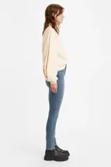 Jean de tiro alto color azul medio, corte skinny.