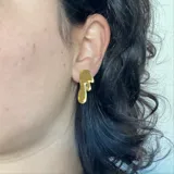 Par de aros colgantes con forma de gota de pintura derretida, color negro.