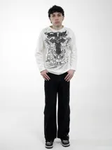Remera de manga larga color blanco con estampa gráfica frontal en tonos grises y negros, de corte regular.
