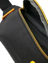 Riñonera negra Caterpillar, confeccionada en material resistente, con compartimento principal con cierre de cremallera, costuras en tono naranja y logo de la marca bordado en el frente.