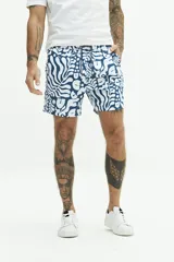 Short de baño con estampado floral en tonos azules, cintura elástica con cordón ajustable, bolsillos laterales y bolsillo trasero.