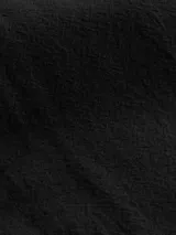 Camisa negra de manga larga Calvin Klein Jeans confeccionada en tejido texturizado de algodón. Presenta cuello camisero, cierre con botones, bolsillo en el pecho con insignia del logo de la marca y puños con botones.