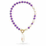 Collar corto confeccionado con cuentas de vidrio en tonos lila y perlas de nácar blancas, separadas por pequeñas cuentas doradas. Cuenta con un cierre frontal de tipo marinero y un dije central colgante de nácar en forma de lágrima que es desmontable.