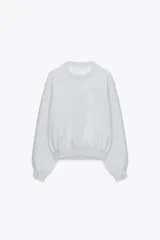 Sudadera de felpa de algodón con cuello redondo, manga larga y acabados en rib en puños y ruedo.