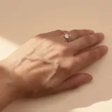 Anillo de plata 925 con diseño de árbol en la parte superior, decorado con pequeñas piedras brillantes.