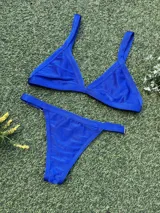Conjunto de bikini azul eléctrico, con corpiño triangular fijo y bombacha colaless regulable.