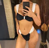 Conjunto de bikini negro con tiras blancas, corpiño con relleno desmontable y bombacha semivedetina.