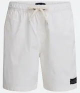 Bermuda masculina color gris claro, de sarga con efecto jaspeado, cintura elástica ajustable con cordón, bolsillos laterales y traseros, y etiqueta en la barra.