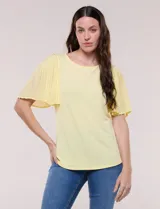 Blusa de silueta suelta color amarillo, confeccionada en tejido de punto con escote redondo y mangas cortas estilo mariposa en tela plisada.
