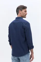 Camisa de manga larga confeccionada en viyela de algodón, con cierre frontal de botones y bolsillo en el pecho. Presenta un diseño clásico de calce cómodo y textura suave.