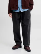 Pantalón gris oscuro de corte holgado, con pinzas en la cintura y estilo relaxed.
