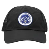 Gorro trucker Merrell negro con paneles traseros de red, visera curva y parche frontal bordado con diseño de montaña y la inscripción "Merrell Living outdoors around the world since 1981".