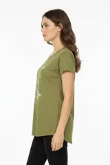 Remera de algodón verde militar, con manga corta, cuello redondo y diseño gráfico impreso en el frente con motivos veraniegos y el texto "Sunny Side".