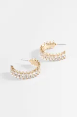 Aros tipo argolla abiertos, con diseño de strass engarzado en toda su superficie.