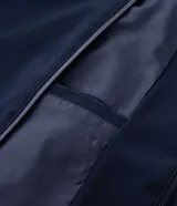 Campera estilo bomber de color negro, confeccionada con tejido repelente al agua. Posee cuello semi alto, cierre frontal con cremallera, bolsillos laterales y puños y dobladillo elastizados. Marca Marfinno.