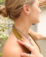 Par de aros dorados con forma cuadrada irregular y centro hueco.