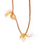 Collar largo de cuentas color terracota con adornos de tela color naranja.