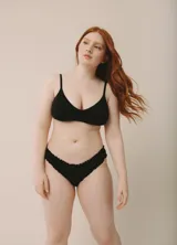 Soutien triángulo de algodón color crudo, sin aro y con breteles regulables. Incluye copas con relleno removibles.