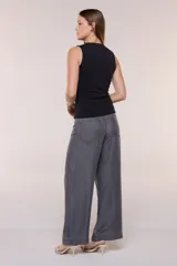 Musculosa de calce al cuerpo confeccionada en modal y algodón de textura suave, con cuello a la base, sisas de acabado limpio y diseño con frente forrado en doble tela.