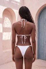 Bombacha de bikini negra de tiro bajo y tiras laterales finas.