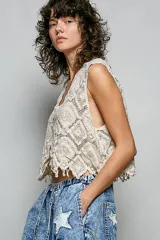 Chaleco de crochet color beige, de corte relajado, con cuello en V, ribete de flecos festoneados y cierre frontal de un botón.