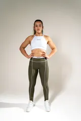 Calza deportiva de tiro alto en color verde oliva, con costuras reforzadas en contraste y cintura elástica con logo de la marca.