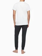 Pack de tres remeras Calvin Klein de algodón blanco con cuello redondo y mangas cortas. Logo de Calvin Klein estampado en el bajo.