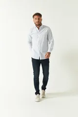 Camisa de manga larga para hombre, color azul claro con microestampado de cuadros. Presenta un corte slim y cuello abotonado.