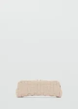 Bolso tipo clutch rectangular de diseño trenzado en color beige, con estructura rígida y cierre superior.