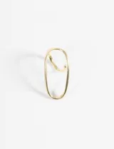 Anillo de diseño minimalista y moderno, con forma ovalada abierta y estructura ajustable.