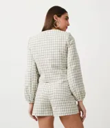 Campera de algodón con estampado cuadrille en tonos verde claro y blanco. Presenta cuello redondo, cierre frontal con botones, mangas largas con puños elásticos y bolsillos frontales tipo parche.