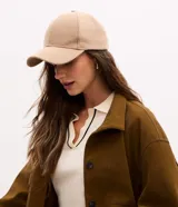 Gorra con visera curva de fieltro color tostado y ajuste trasero por velcro.