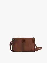 Billetera mini bandolera de cuero vacuno lavado, color marrón, con bandolera ajustable y extraíble. Cuenta con cierres de cremallera y compartimentos para tarjetas.