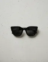 Lentes de sol cat-eye negros con lentes cuadradas color verde oscuro.