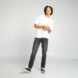 Jean slim de hombre color negro, con 5 bolsillos y cierre de botón y cremallera.