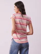 Remera de modal estampada a rayas horizontales en tonos rosa, naranja, beige y blanco, con cuello redondo y mangas cortas.