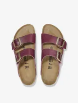 Sandalias Birkenstock Arizona color rosa metalizado con dos correas ajustables con hebillas doradas.