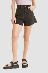 Short de jean negro de tiro alto, corte mom, con bolsillos delanteros y traseros.