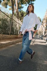 Pantalón de jeans estilo relaxed fit, de tiro alto, color azul con efecto lavado y botamanga con vuelta. Cuenta con cinco bolsillos, trabillas para cinto y cierre frontal con cremallera y botón metálico.
