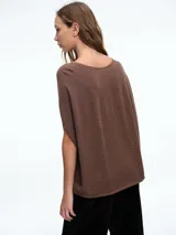 Top de tejido de punto color marrón con detalle de micro lentejuelas brillantes. Presenta un diseño de silueta amplia, cuello redondo y mangas cortas caídas.