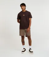 Short de baño marrón con cintura elástica con cordón de ajuste y bolsillos laterales.