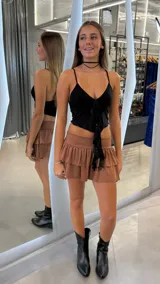 Minifalda marrón con volados y tiro bajo.