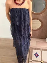 Vestido midi strapless de encaje azul marino, con diseño de volados en capas superpuestas.