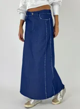 Falda larga de jean azul oscuro con corte evasé y terminación desflecada.