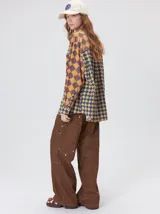 Camisa de viscosa con calce holgado y diseño estampado geométrico en tonos tierra. Presenta cuello clásico, cierre frontal con botones, bolsillo cuadrado en el pecho y puños a juego. Incluye logo de la marca bordado.