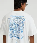 Remera oversized blanca de algodón de la marca Blue Steel, con cuello redondo, mangas cortas y gran estampa en la espalda de estilo renacentista con detalles en color azul y texto.